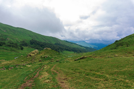 通往湖边的旅游小径。周围是雪山。山地全景图