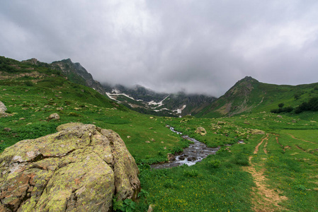 通往湖边的旅游小径。周围是雪山。山地全景图