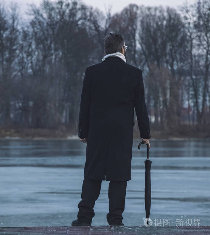 忧郁忧郁默然摄影无名男子黑衣背对摄影机与伞杖停留在黄昏海滨区