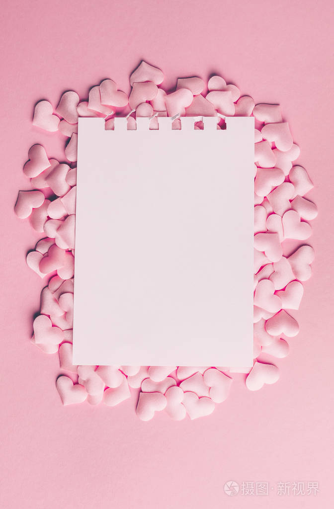 粉红色背景上的粉色心形五彩纸屑节日节日柔和的背景平躺俯视图复制