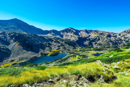 高山湖。高山自然，夏季景观背景。