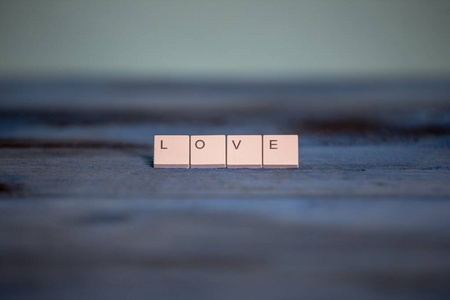 一块写着爱字的键盘。情人节。