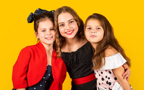 阿拉伯姑娘们女性俱乐部.姐妹情谊.复古女孩.复古风.优雅复古的孩子.