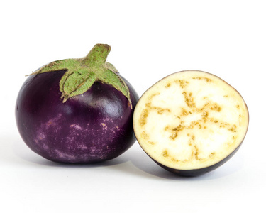 摄影棚拍摄单一有机和半切紫色圆形泰国茄子孤立在白色照片