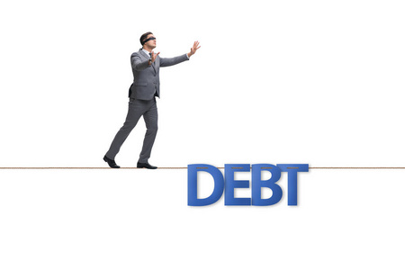 债务和贷款概念与商人走在紧绳上
