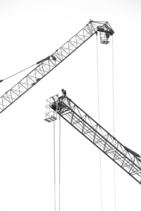 怀特岛大型建筑起重机上工人的黑白照片