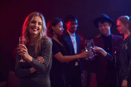 女人 圣诞节 聚会 幸福 在室内 友谊 酒精 庆祝 团结