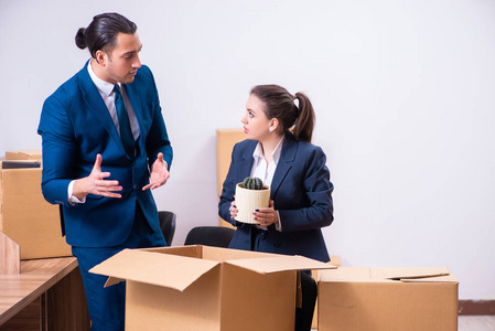 两名员工被解雇照片