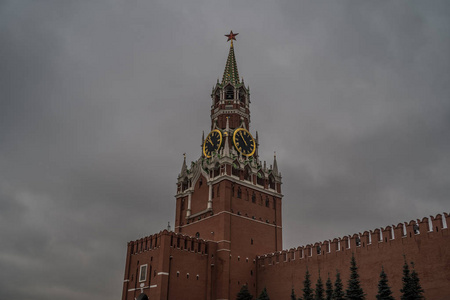 莫斯科克里姆林宫在灰色天空下的塔楼。