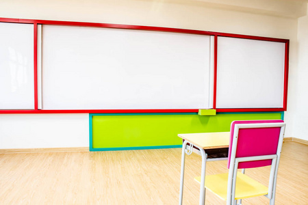 幼儿园教室里的桌椅和白板。