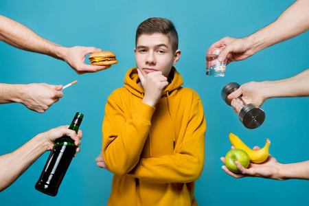 递烟手从不同的方向给微笑的男孩递烟,酒,水果,水照片
