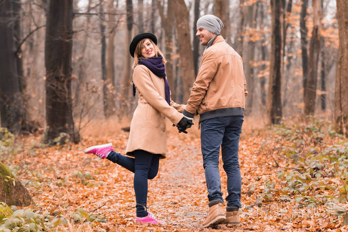 公园里的一对情侣享受着美好的秋冬时光