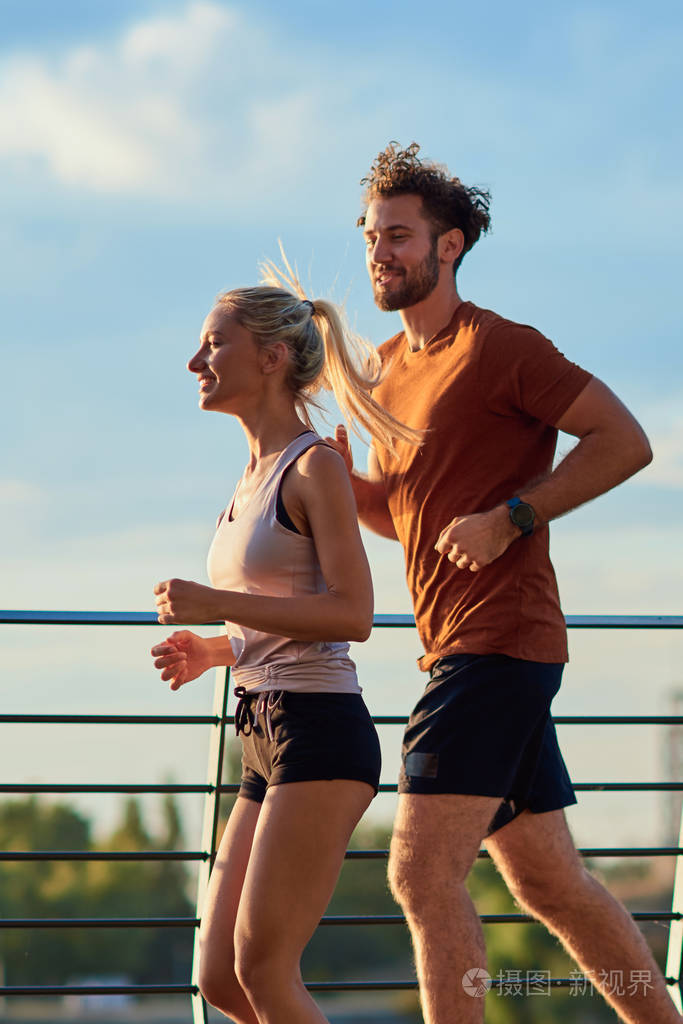 modernwomanandmanjoggingexercisinginurbansurroundings