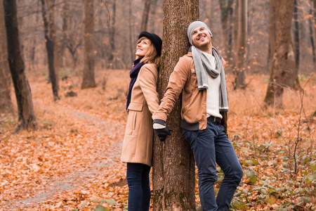公园里的一对情侣享受着美好的秋冬时光。