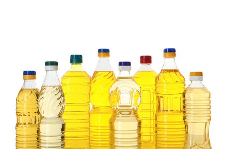 食用油在不同瓶子上隔离白色图片