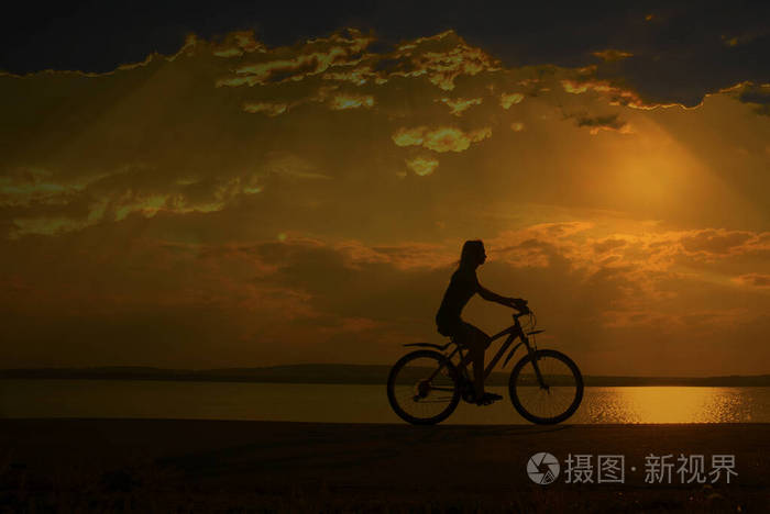 阳光 闲暇 女人 日出 日落 外部 休息 摩托车手 天空