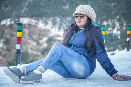 快乐的印度妇女享受她的第一场雪在冬季假期在印度。