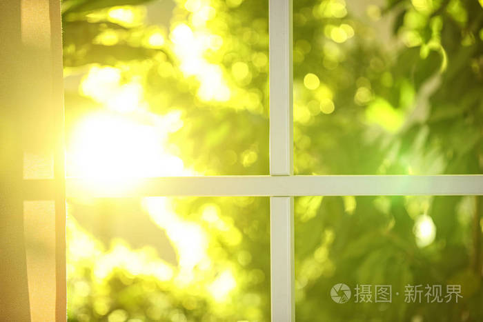 早晨透过花园的窗户可以看到美丽的景色