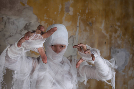 3d插图用织物包裹的古代木乃伊小木乃伊美丽的女人和创造性的化妆像