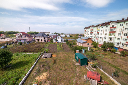 成排居住的小城镇或村庄的空中景观