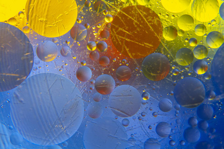 油滴分子水特写镜头里的圆圈和油泡照片