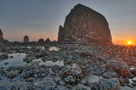 日落在太平洋上靠近Canno附近的干草堆岩石