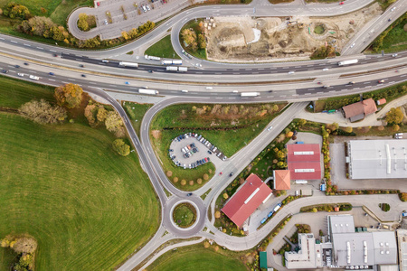 有移动交通的高速公路州际公路俯视鸟瞰图照片