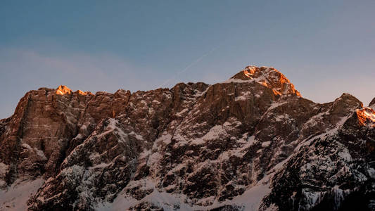 太阳落在意大利阿尔卑斯山的曼加特