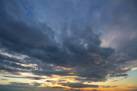 蓝色的夕阳天空覆盖着白色的浮云。