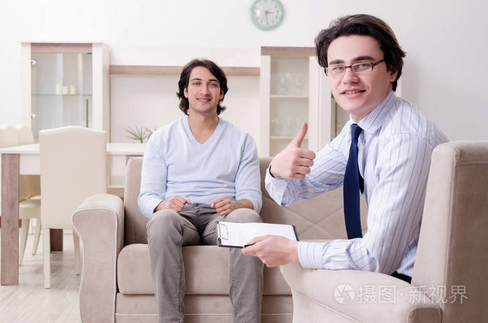 年轻男性患者与心理医生探讨个人问题