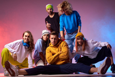 充满活力的青少年欢快的舞蹈照片