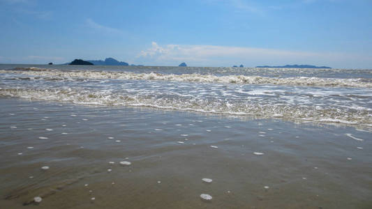 在泰国的一个阳光明媚的海滩上，一个阳光明媚的海滩