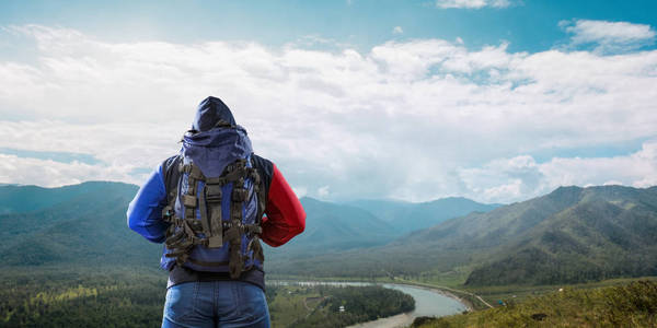 山里的徒步旅行者。混合介质