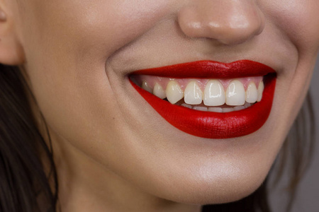 唇红一个雪白女人为牙科微笑的特写肖像.美丽性感的唇唇红润唇膏.