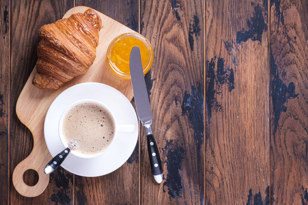 经典法式早餐羊角面包和橘子酱图片