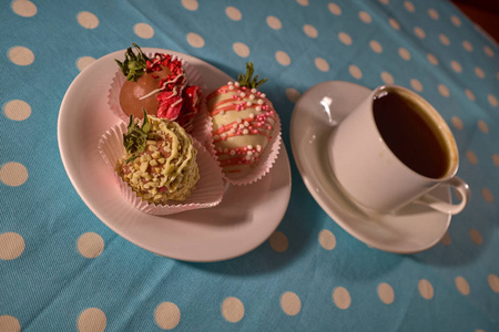桌上有咖啡盖的水果和浆果蛋糕
