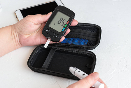 病人手测血糖仪测血糖
