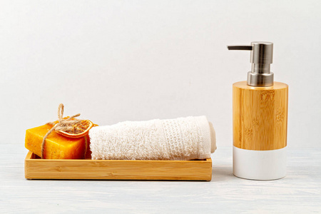 用于个人卫生的洗碗盆皂液器刷子牙刷毛巾和有机干洗发水的竹配件