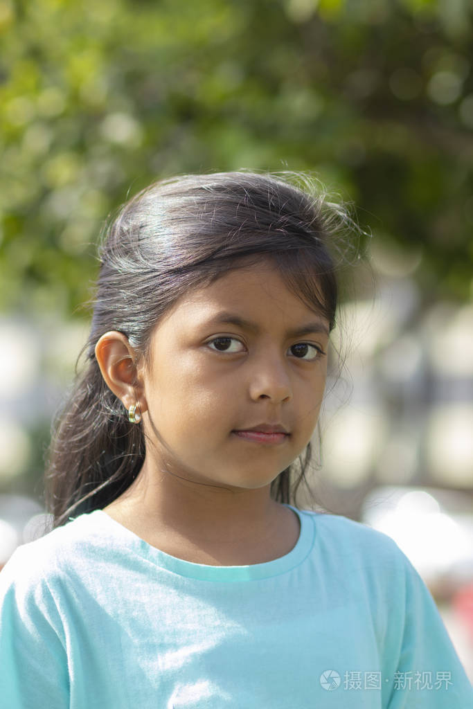 长发黑眼睛可爱的小女孩