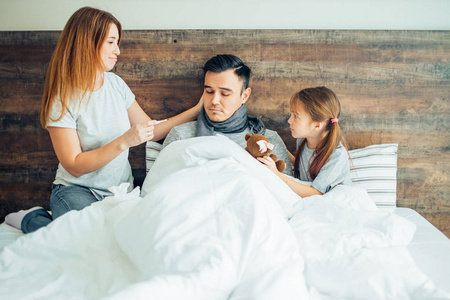 家人睡觉家庭,健康和人的概念.生病的家人躺在家里照片