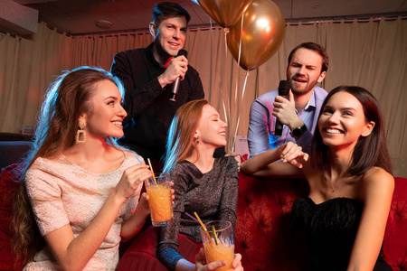 微胖帅哥照片美女帅哥在派对上用麦克风唱歌的照片照片