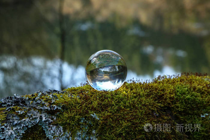 森林湖透过一个透明的玻璃球