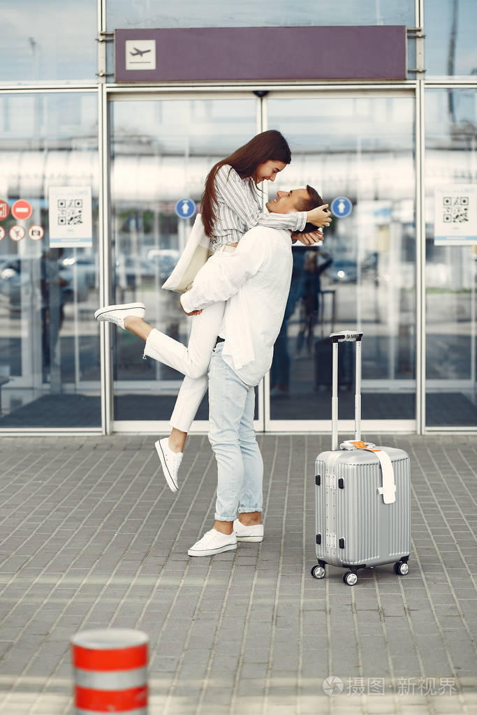站在机场附近的一对美丽的情侣