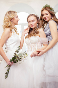 三个白人女友试穿婚纱图片