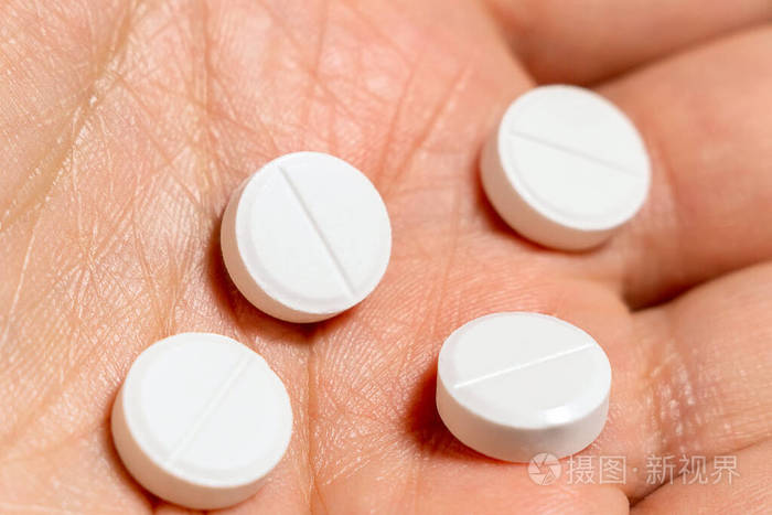 手上的特写药片药物阿司匹林药物