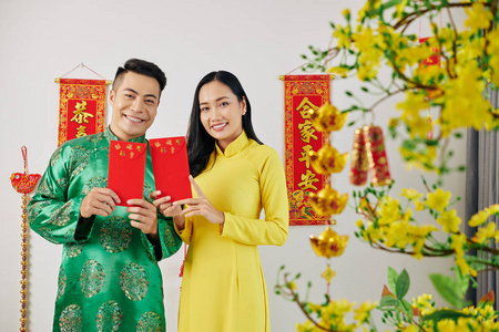 文化 成人 男人 礼品 幸运的 庆祝 夫妇 在室内 中国人