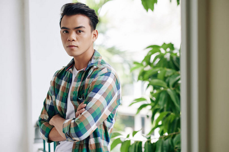 站立 沉思 肖像 越南人 男人 学生 在室内 职业 成人