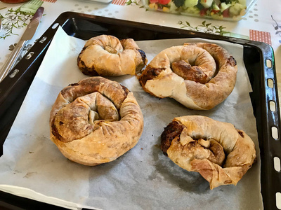 自制土耳其语卷饼韭菜圆形烤箱托盘和烤箱纸。传统食物。