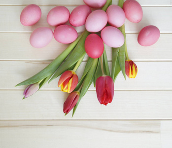 复活节的郁金香和粉红色的鸡蛋。