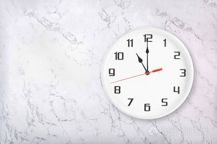 白色圆形挂钟白色天然大理石背景十一点钟